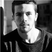 Estudiante de química da clases de repaso a niños de todas las edades